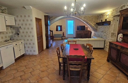 Saint-Paulet-de-Caisson Apartment | Spacious, quiet cottage in the countryside