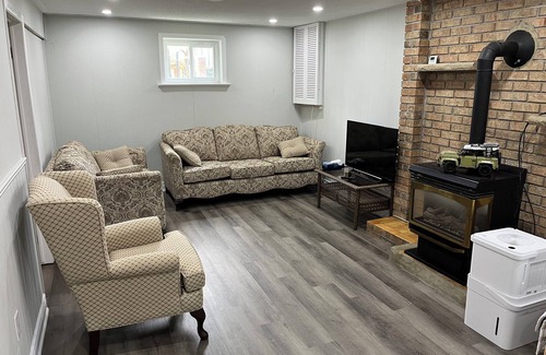 Mississauga House | Spacious 1+1 Bed 1 Bath house in Mississauga