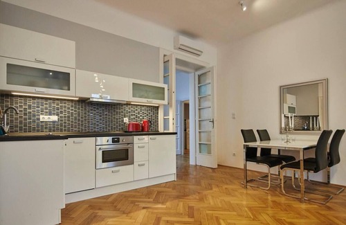 Terezvaros Apartment | Spacious 1 Bed Basilica Apartment - with balcony