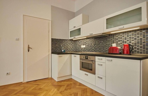 Terezvaros Apartment | Spacious 1 Bed Basilica Apartment - with balcony