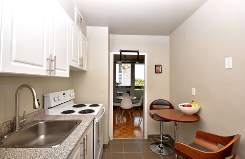 Davisville Apartment | Spacious 1-bed room Apartment 5min to Subway, Restaurants, Grocery, Parks