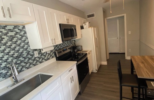 Ridge Wood Heights Apartment | Spacious 1-bedroom apartment in Sarasota minutes from Siesta Key and downtown .