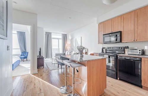 Downtown Mississauga Condo | Spacious 1 Bedroom+ Den, 1 Bath Condo/Square One