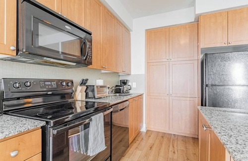 Downtown Mississauga Condo | Spacious 1 Bedroom+ Den, 1 Bath Condo/Square One