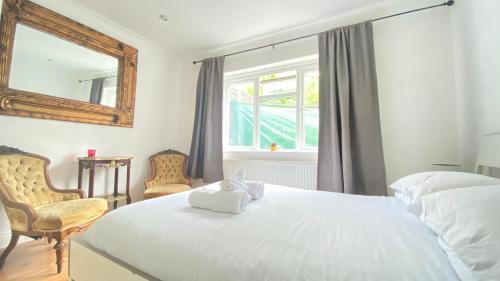 Friern Barnet Apartment | Spacious 1 Bedroom near central London Kings Cross walking to Arnos Grove Tube, Alexandra Palace, Euston
