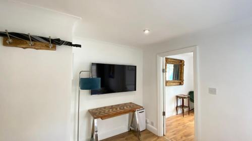Friern Barnet Apartment | Spacious 1 Bedroom near central London Kings Cross walking to Arnos Grove Tube, Alexandra Palace, Euston
