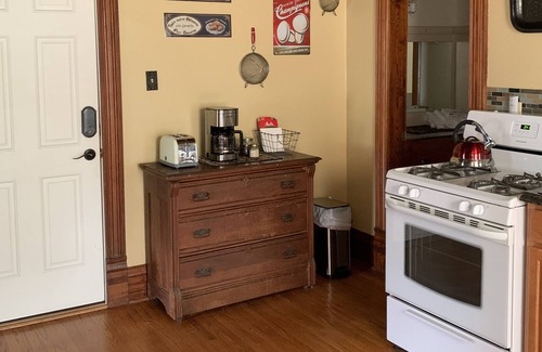 Pulaski Apartment | Spacious 1 BR apt, sleeps 3, eat-in kitchen - walk to River