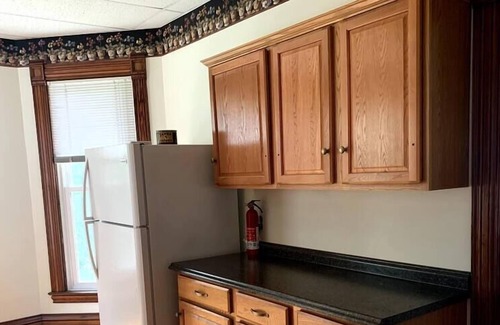 Pulaski Apartment | Spacious 1 BR apt, sleeps 3, eat-in kitchen - walk to River