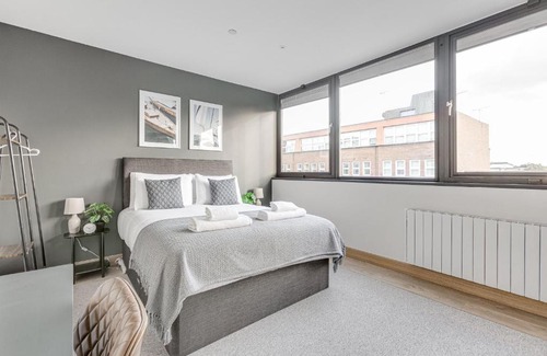 Rushmoor District Apartment | Spacious 1 BR apt w 2 king bed by Tent serviced apartments