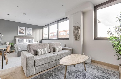 Rushmoor District Apartment | Spacious 1 BR apt w 2 king bed by Tent serviced apartments