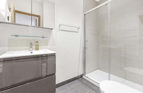 Rushmoor District Apartment | Spacious 1 BR apt w 2 king bed by Tent serviced apartments