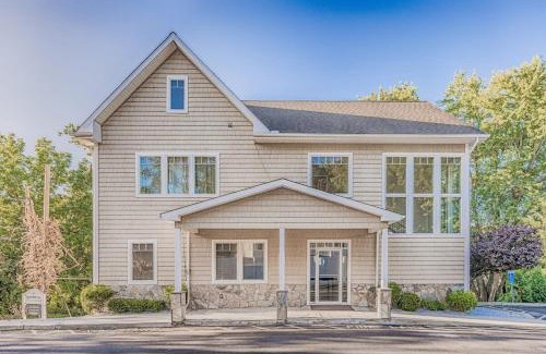 Danbury Apartment | Spacious 1 BR with Kitchen and Living Room