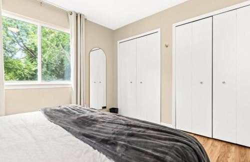 Roseville Apartment | Spacious 1BR [End Unit] in the Heart of Roseville