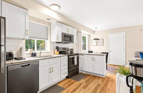 Roseville Apartment | Spacious 1BR [End Unit] in the Heart of Roseville