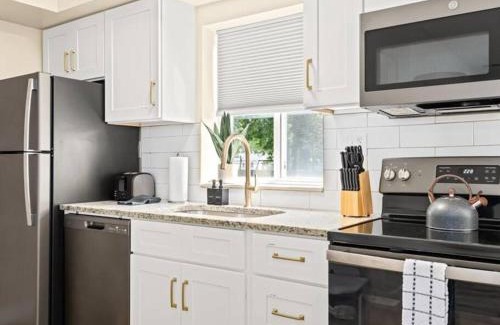 Roseville Apartment | Spacious 1BR [End Unit] in the Heart of Roseville