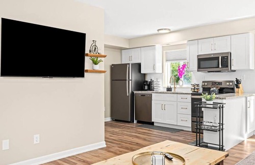 Roseville Apartment | Spacious 1BR Flat, Workspace, King Bed
