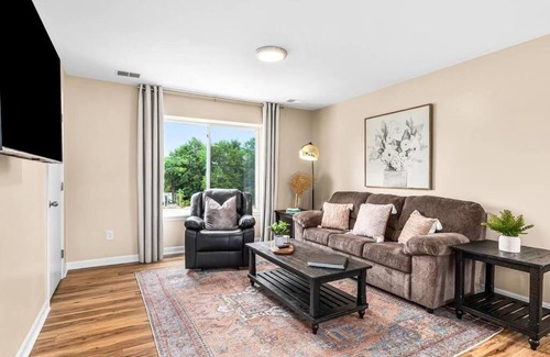 Roseville Apartment | Spacious 1BR Upper Flat in the Heart of Roseville