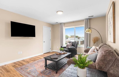 Roseville Apartment | Spacious 1BR Upper Flat in the Heart of Roseville