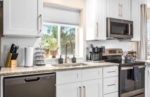 Roseville Apartment | Spacious 1BR Upper Flat in the Heart of Roseville