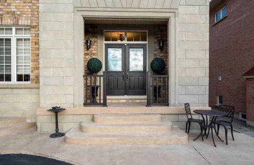 Brampton House | Spacious 2-BDRM Modern Retreat - Minutes from Pearson Airport