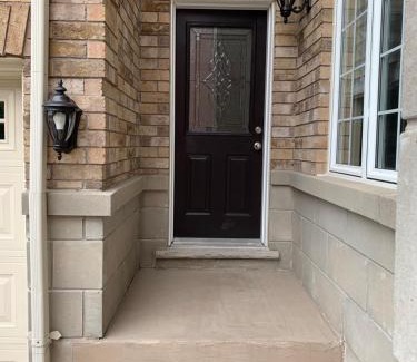 Brampton House | Spacious 2-BDRM Modern Retreat - Minutes from Pearson Airport