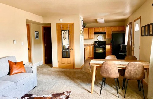Laramie Apartment | Spacious 2 BDRM/sleeps 6