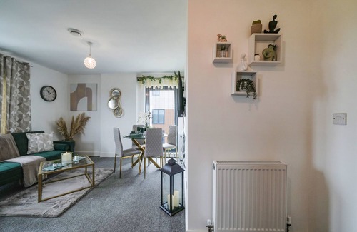George Green Apartment | Spacious 2 Bed 2 Bath Flat with Parking in Slough