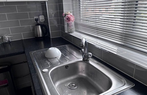St. Andrew's Apartment | Spacious 2-Bed Apartment in Hornchurch