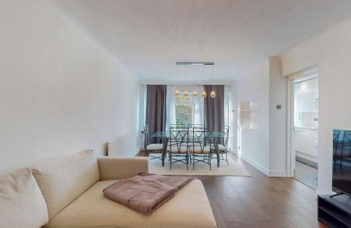 Ealing Broadway Apartment | Spacious 2 Bed Apartment with Free Parking in Ealing