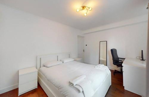 Ealing Broadway Apartment | Spacious 2 Bed Apartment with Free Parking in Ealing