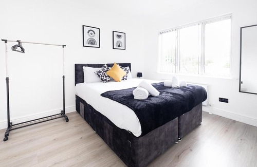 Maidenhead Apartment | Spacious 2 Bed Home with FREE PARKING and Netflix