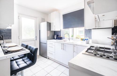 Maidenhead Apartment | Spacious 2 Bed Home with FREE PARKING and Netflix