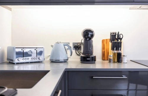 West Kensington Apartment | Spacious 2-Bedroom Apartment Near West Kensington Station