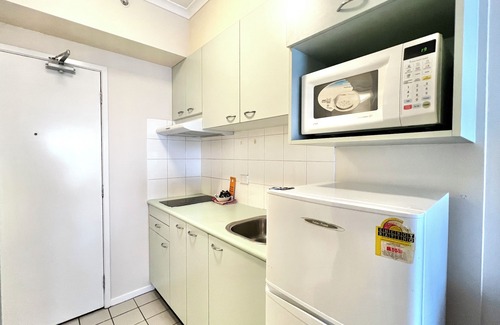 Carlton South Apartment | Spacious 2-Bedroom Apt for 4 Guests in CBD – Queen Bed, Single Bed, Sofa Bed