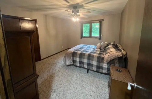 Branch House | Spacious 2-bedroom country home on 17 wooded acres