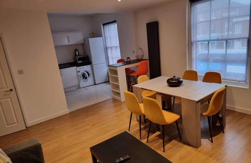 Reading Apartment | Spacious 2 Bedroom Duplex