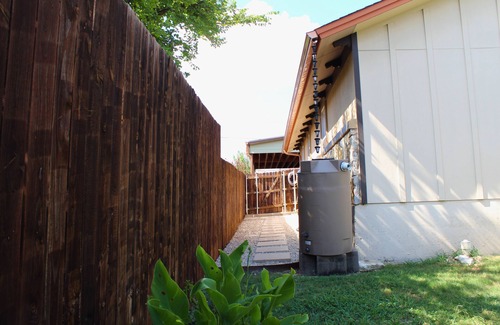 Buda House | Spacious 2-bedroom house in lovely Buda with fitness room, office, and 2 patios!