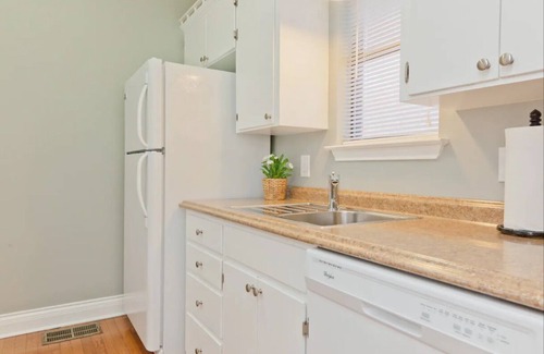 Hyde Park House | Spacious 2 Bedroom in Historic Hyde Park
