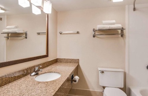 Fishers House | Spacious 2 Beds Room with Outdoor Pool & Free Breakfast - Perfect for Families