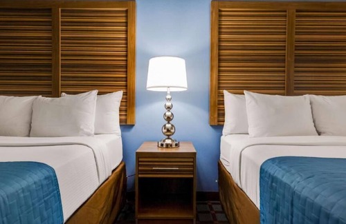 Fishers House | Spacious 2 Beds Room with Outdoor Pool & Free Breakfast - Perfect for Families