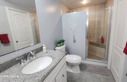 Richmond Hill House | Spacious 2 BR, 3 beds, sleeps 6, kitchen, laundry