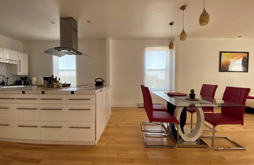 Ville-Marie Condo | Spacious 2 br apartment in the heart of Montreal