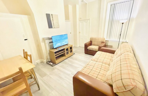 Newcastle-upon-Tyne Apartment | Spacious 2 Bedroom Apt Newcastle Upon Tyne with Free Parking and Wifi