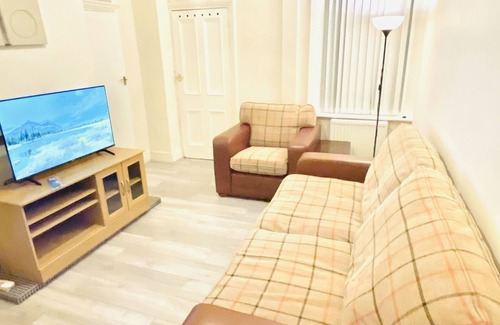 Newcastle-upon-Tyne Apartment | Spacious 2 Bedroom Apt Newcastle Upon Tyne with Free Parking and Wifi