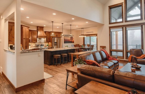 Lead Cabin | Spacious 2-Level Custom Craftsman Style Lodge w/Hot Tub, Fire Pit, Clubhouse