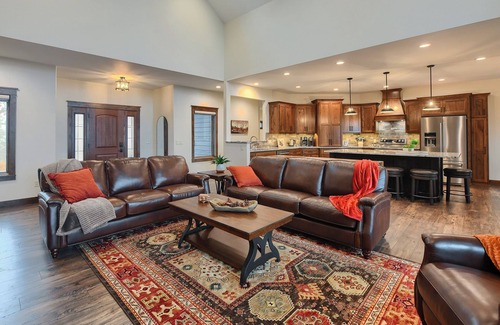 Lead Cabin | Spacious 2-Level Custom Craftsman Style Lodge w/Hot Tub, Fire Pit, Clubhouse