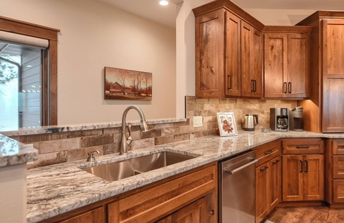 Lead Cabin | Spacious 2-Level Custom Craftsman Style Lodge w/Hot Tub, Fire Pit, Clubhouse