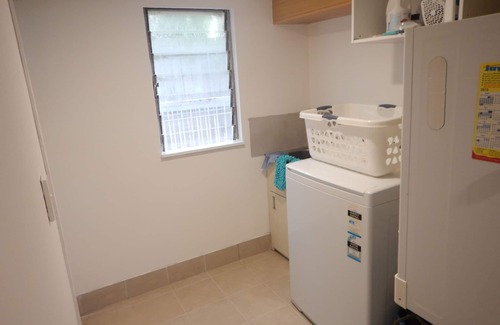 Wynnum House | Spacious 2-Storey Home By The Bay: Sleeps 12