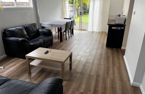 Wynnum House | Spacious 2-Storey Home By The Bay: Sleeps 12