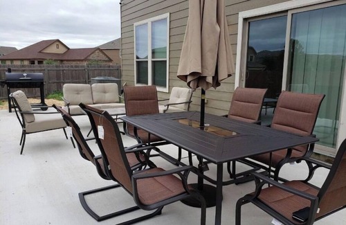 Southside House | Spacious 2 Story Corner Home (Lackland AFB BMT)